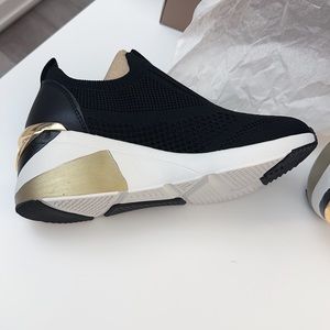 New skechers mark nason black slip on sneakers size 6